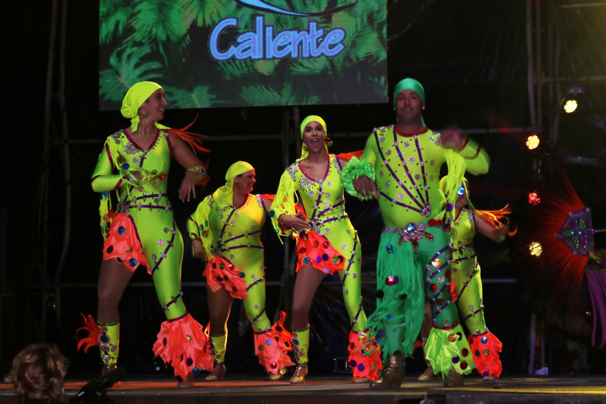 Noche de comparsas en el carnaval de Playa Blanca Noche de comparsas en el carnaval de Playa Blanca