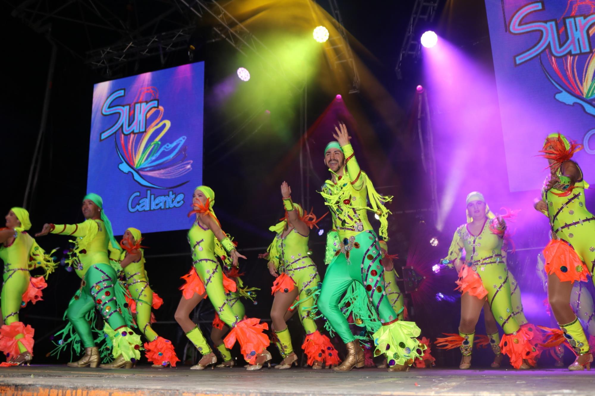 Noche de comparsas en el carnaval de Playa Blanca Noche de comparsas en el carnaval de Playa Blanca