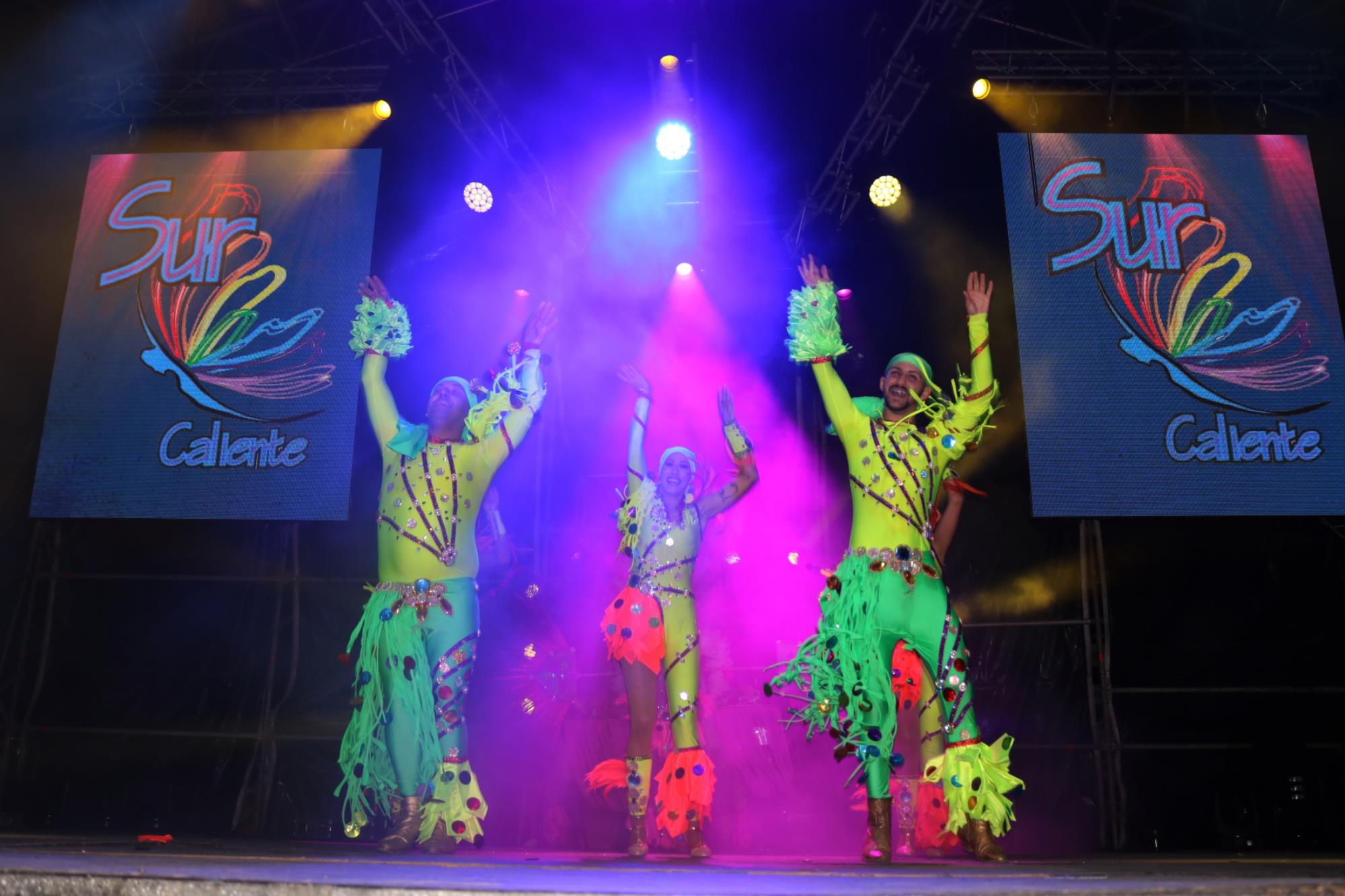 Noche de comparsas en el carnaval de Playa Blanca Noche de comparsas en el carnaval de Playa Blanca