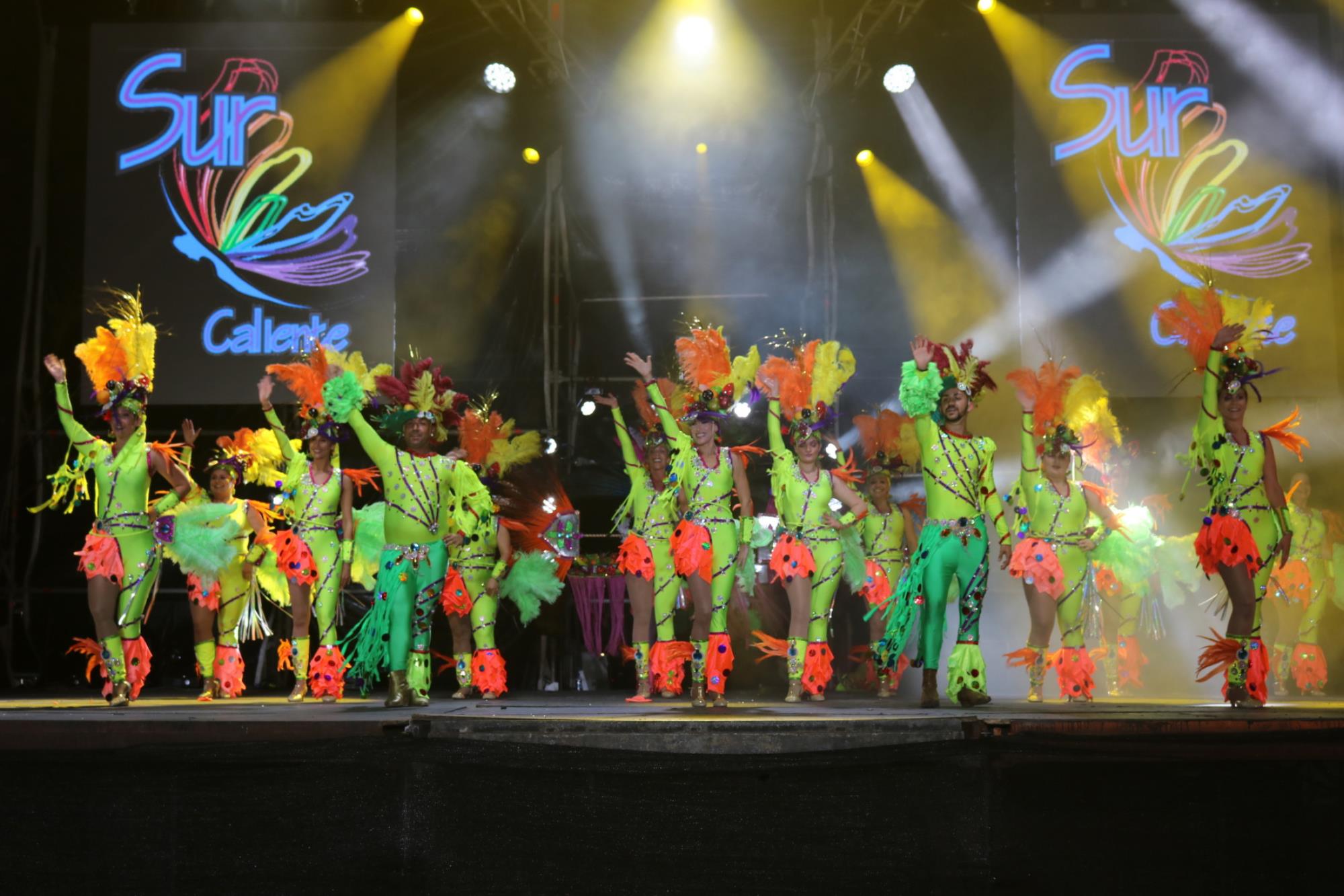 Noche de comparsas en el carnaval de Playa Blanca Noche de comparsas en el carnaval de Playa Blanca