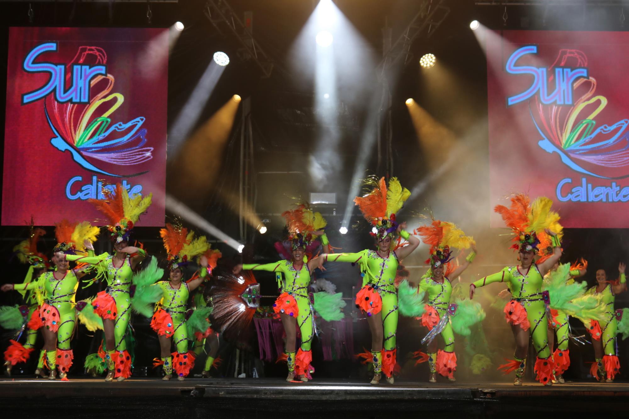 Noche de comparsas en el carnaval de Playa Blanca Noche de comparsas en el carnaval de Playa Blanca