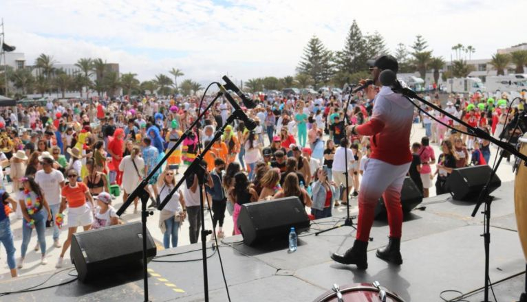 El Carnaval de Día inunda de música y mascaritas Playa Blanca