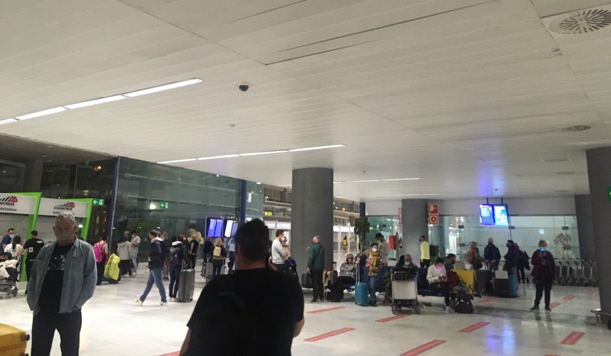 Pasajeros del vuelo esperando en la terminal de Fuerteventura