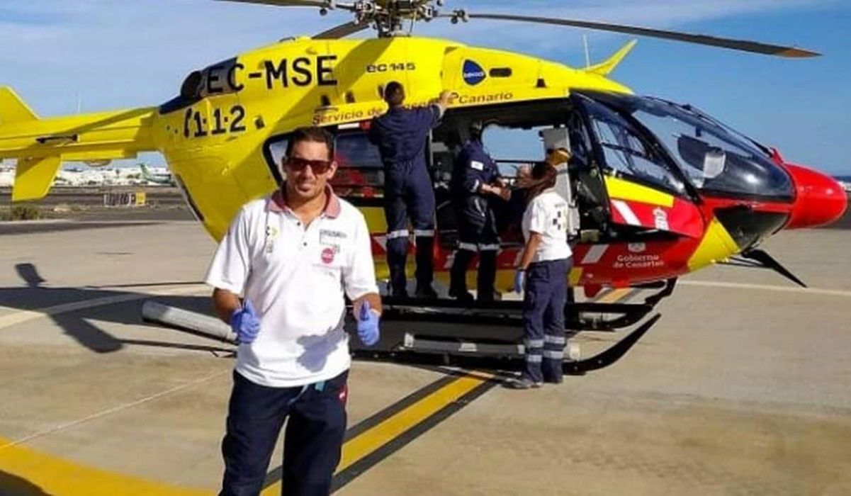 El secretario de Bienestar de NC, Yone Caraballo, frente al helicóptero del SCS