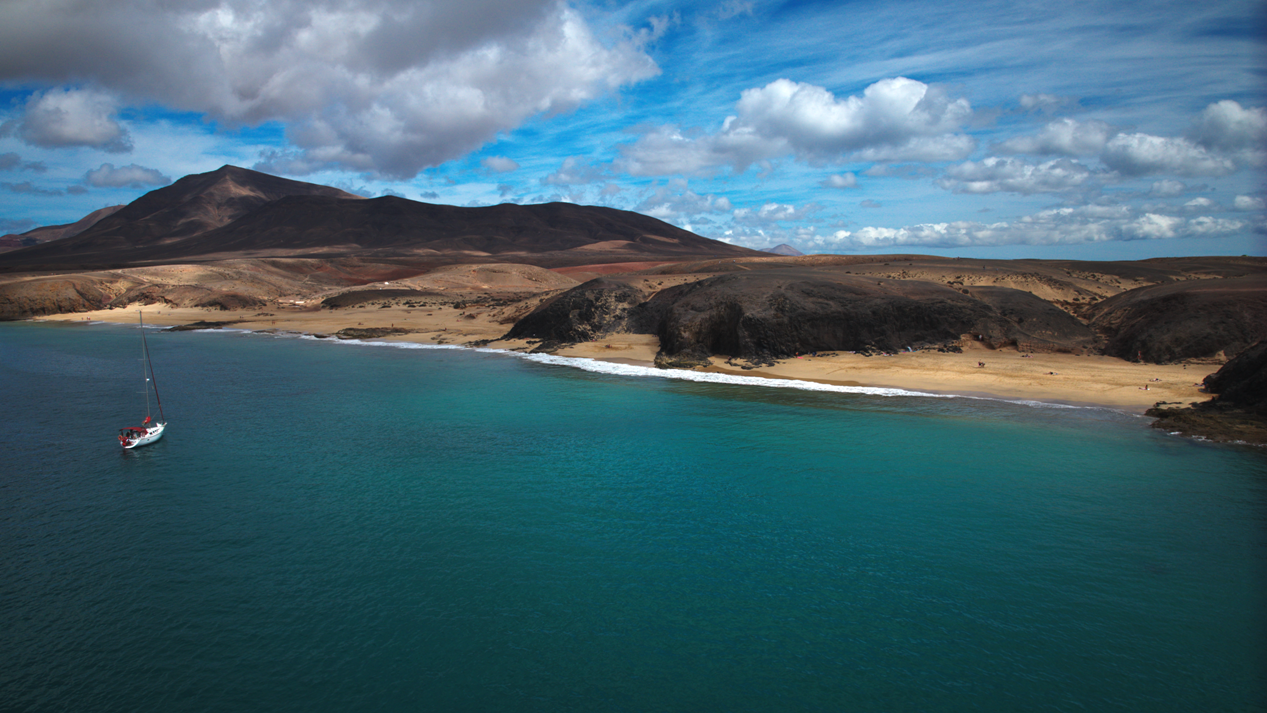 Playa de La Cera y Del Pozo. Foto: José A. Cardona @yakuwayracharter