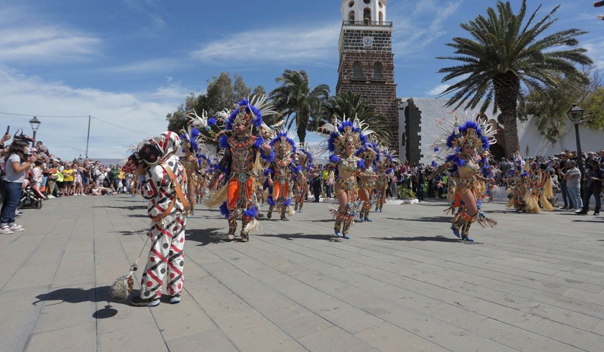 El mercadillo de Teguise estuvo marcado por el Carnaval