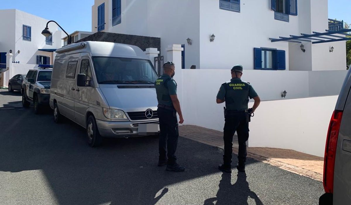 Guardia Civil frente a la casa Guardia Civil frente a la casa