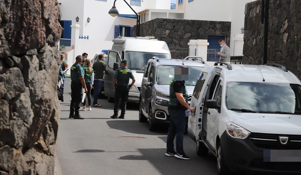 Pedro San Ginés junto a los agentes de la UCO. La Voz