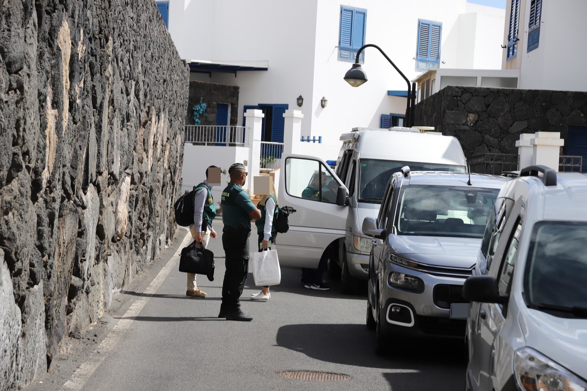 Agentes de la UCO a la salida de la casa de San Ginés Agentes de la UCO a la salida de la casa de San Ginés