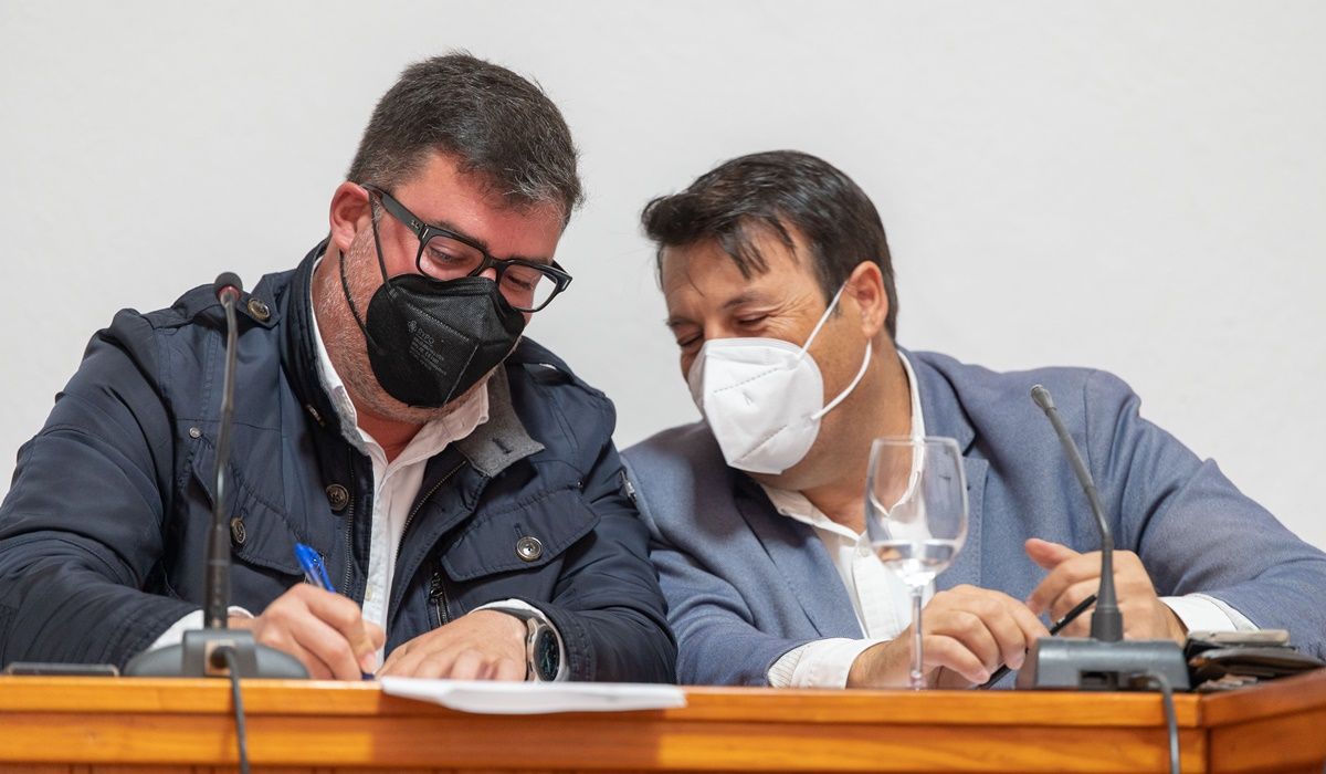 El alcalde de San Bartolomé, Isidro Pérez, junto al concejal de Economía, Antonio Rocío