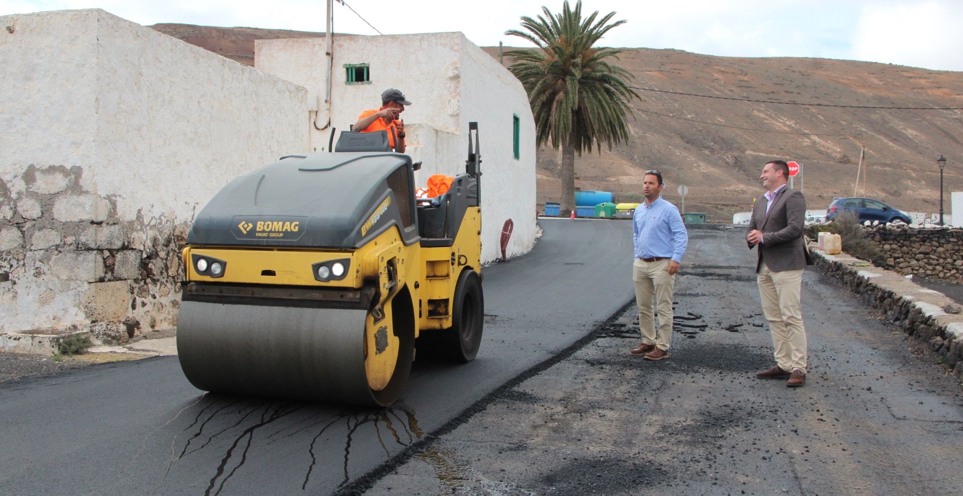 El alcalde de Yaiza, visitando unas obras de asfaltado