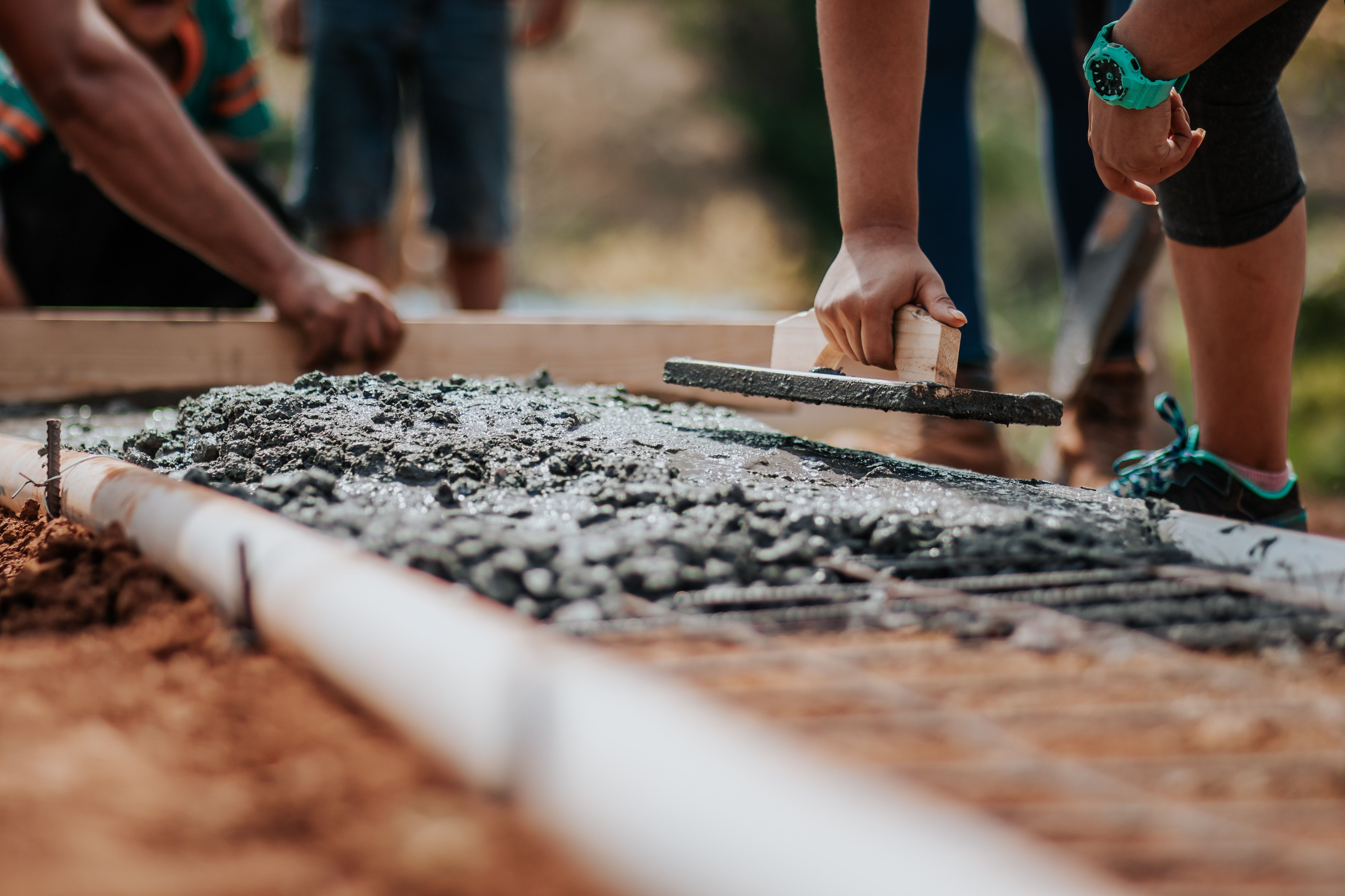 Obreros de la construcción trabajando con cemento