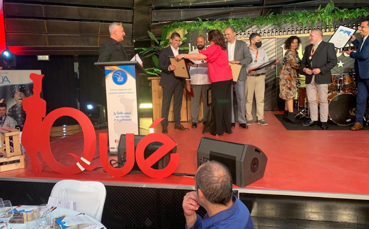 Recogida del galardón al Monumento el Campesiono en los premios Qué Bueno mahou 2022