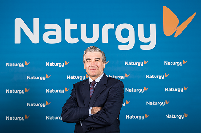 El presidente Francisco Reynés con el logo de Naturgy