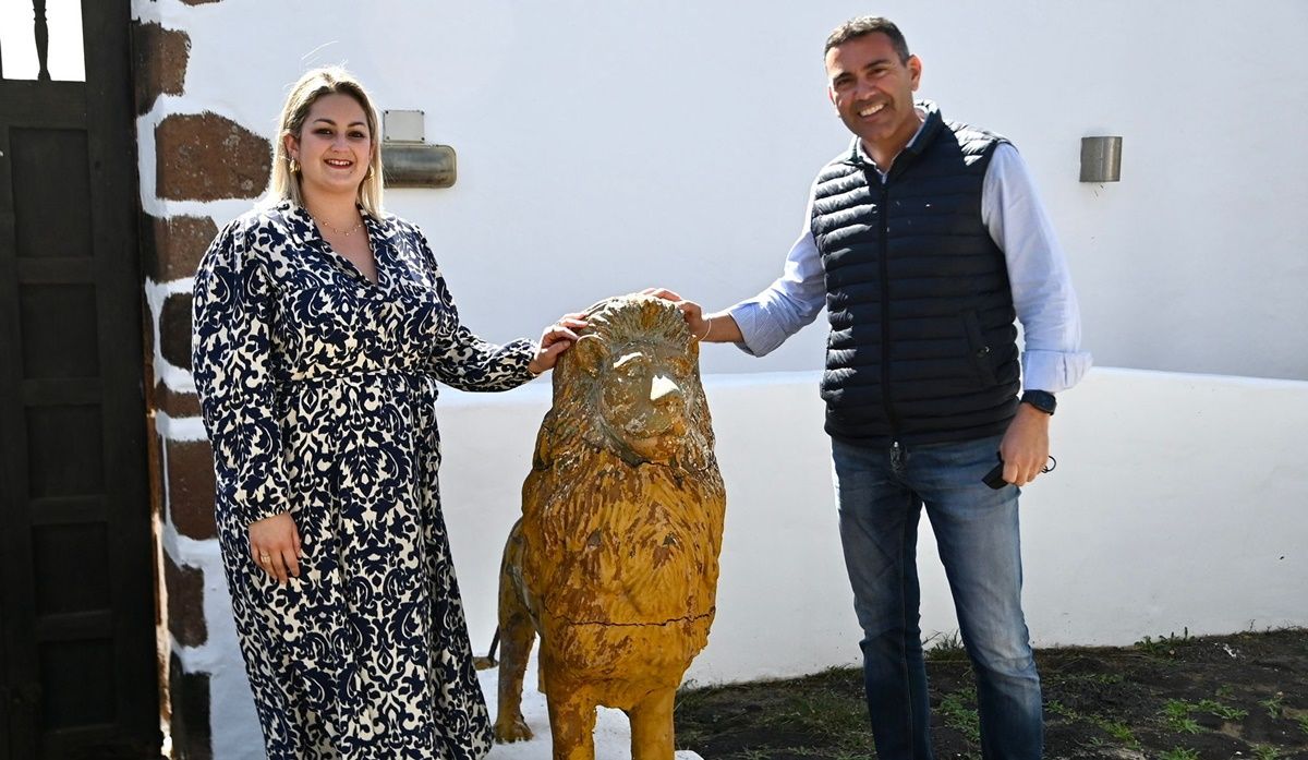 Oswaldo Betancort y Sara Bermúdez junto a uno de los leones