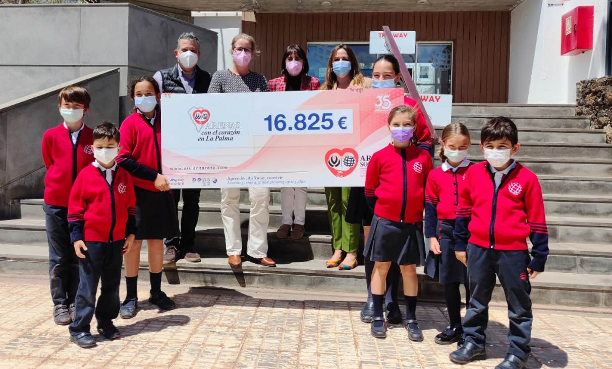 La Directora del Colegio Arenas Internacional Delfina Rodríguez (centro) y el Director Gerente del Centro y de AIS Group Jaime Rodríguez (izda.), con las coordinadoras educativas y alumnos
