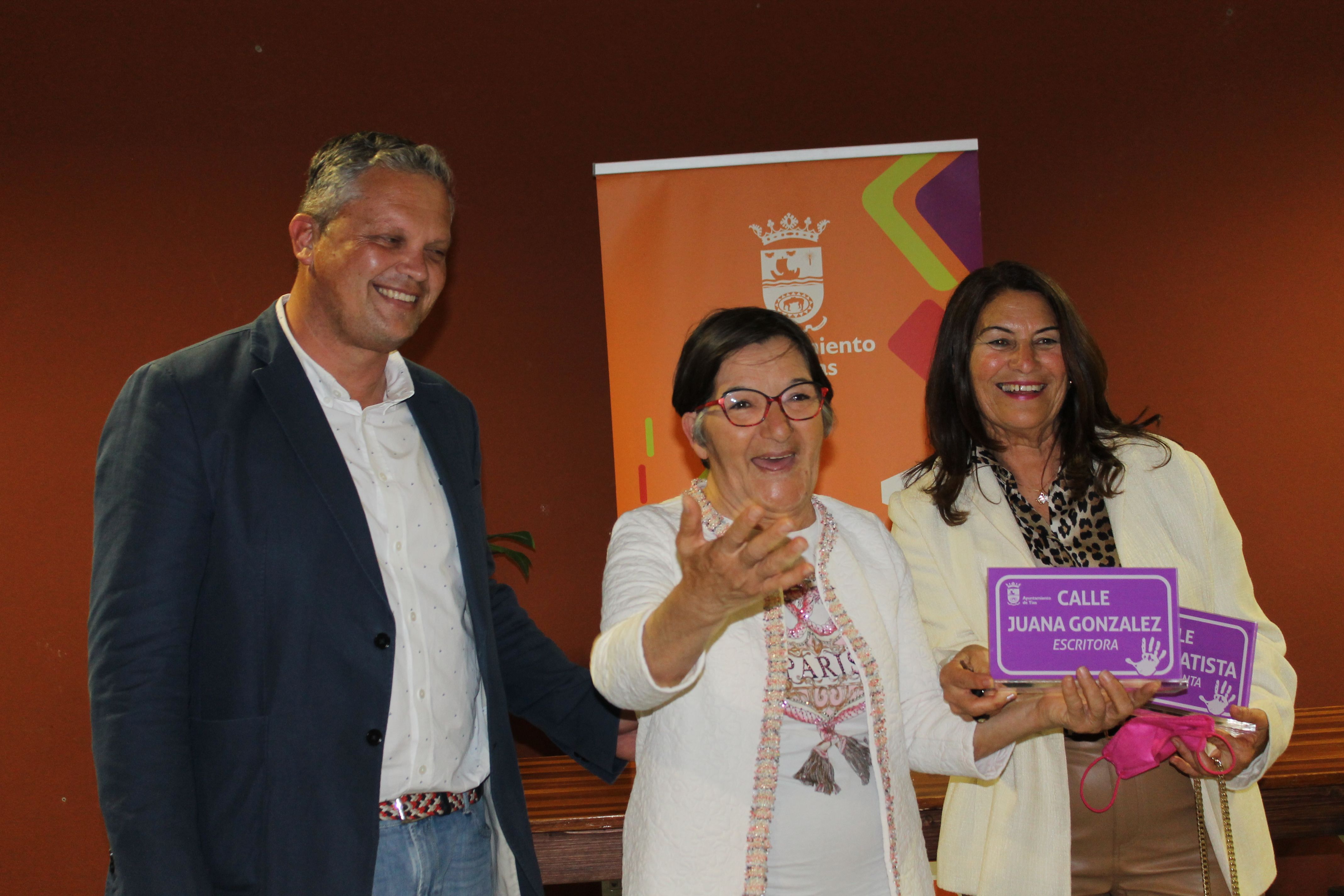 Homenaje a “Mujeres con Huella” Homenaje a “Mujeres con Huella”