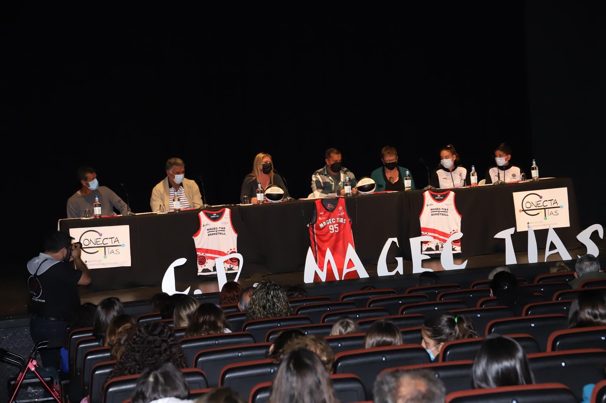 Homenaje a “Mujeres con Huella” Homenaje a “Mujeres con Huella”
