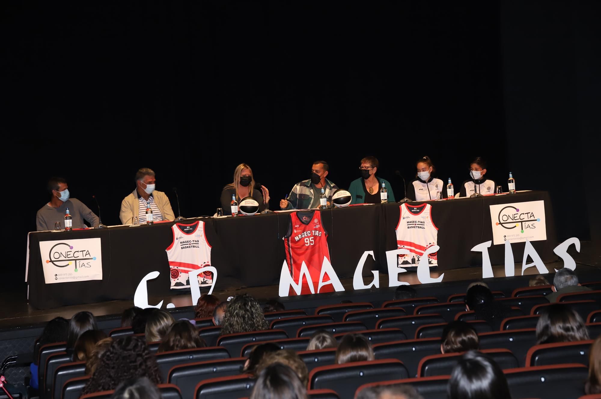 Homenaje a “Mujeres con Huella” Homenaje a “Mujeres con Huella”
