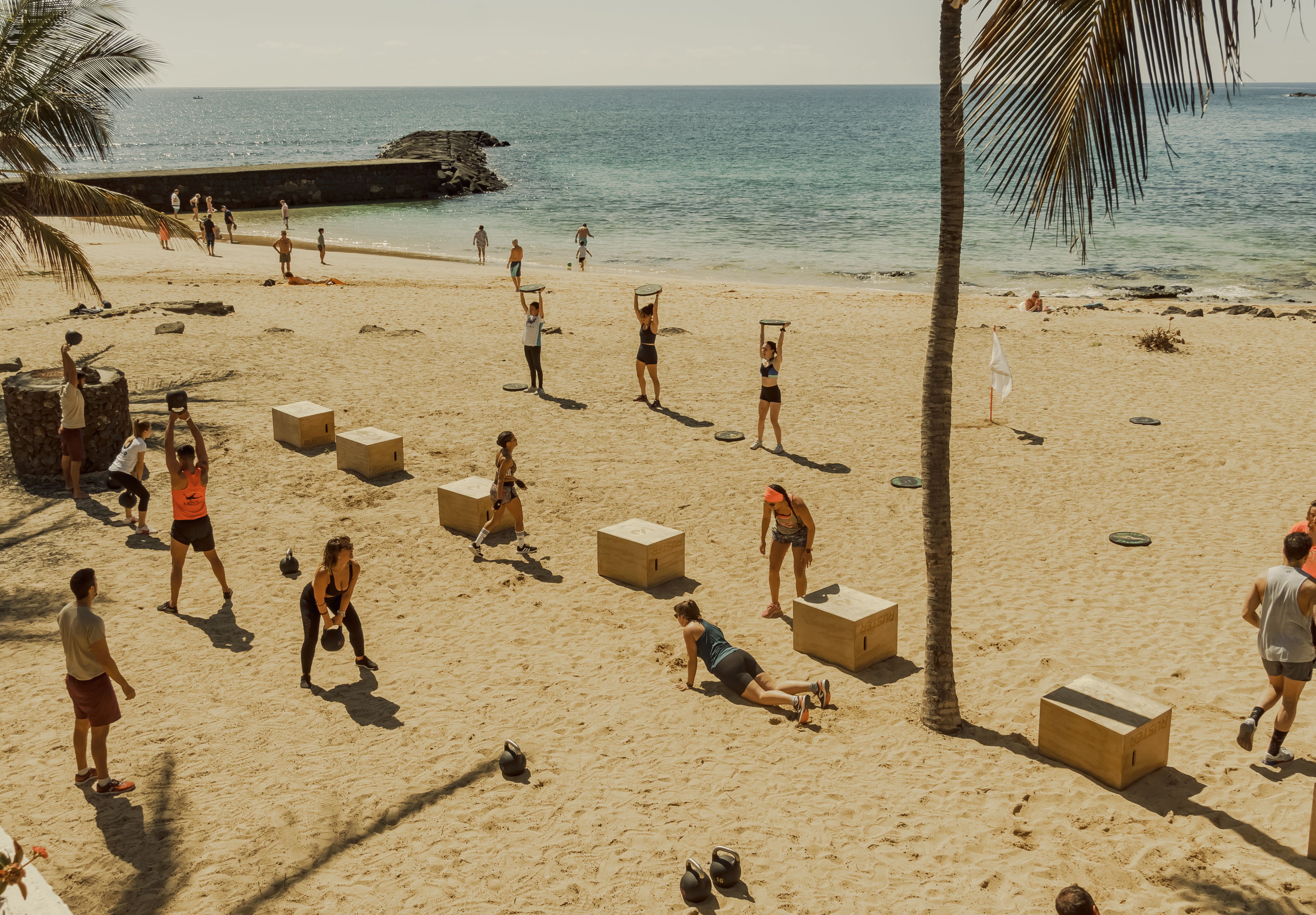 Usuarios de Corest Fitness entrenando en la playa.