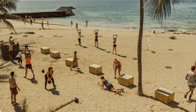 Usuarios de Corest Fitness entrenando en la playa.
