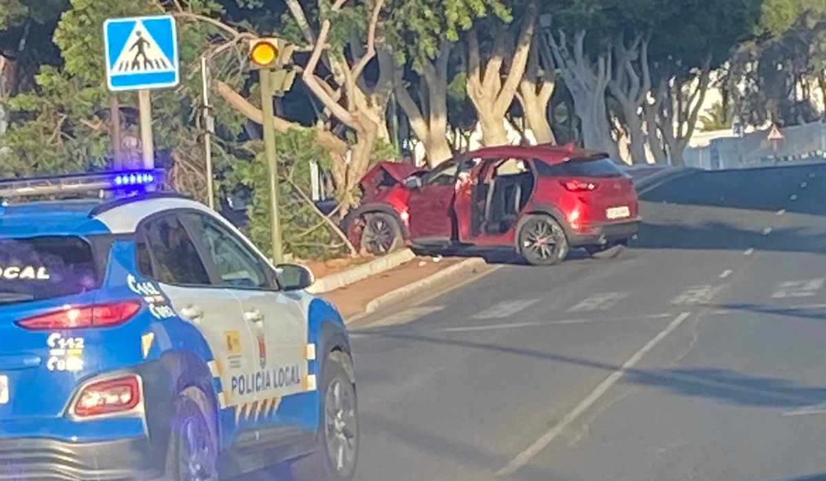 El vehículo accidentado en la rambla medular de Arrecife