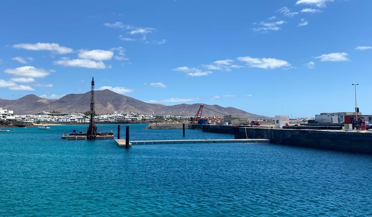 Pantalanes en el puerto de Playa Blanca