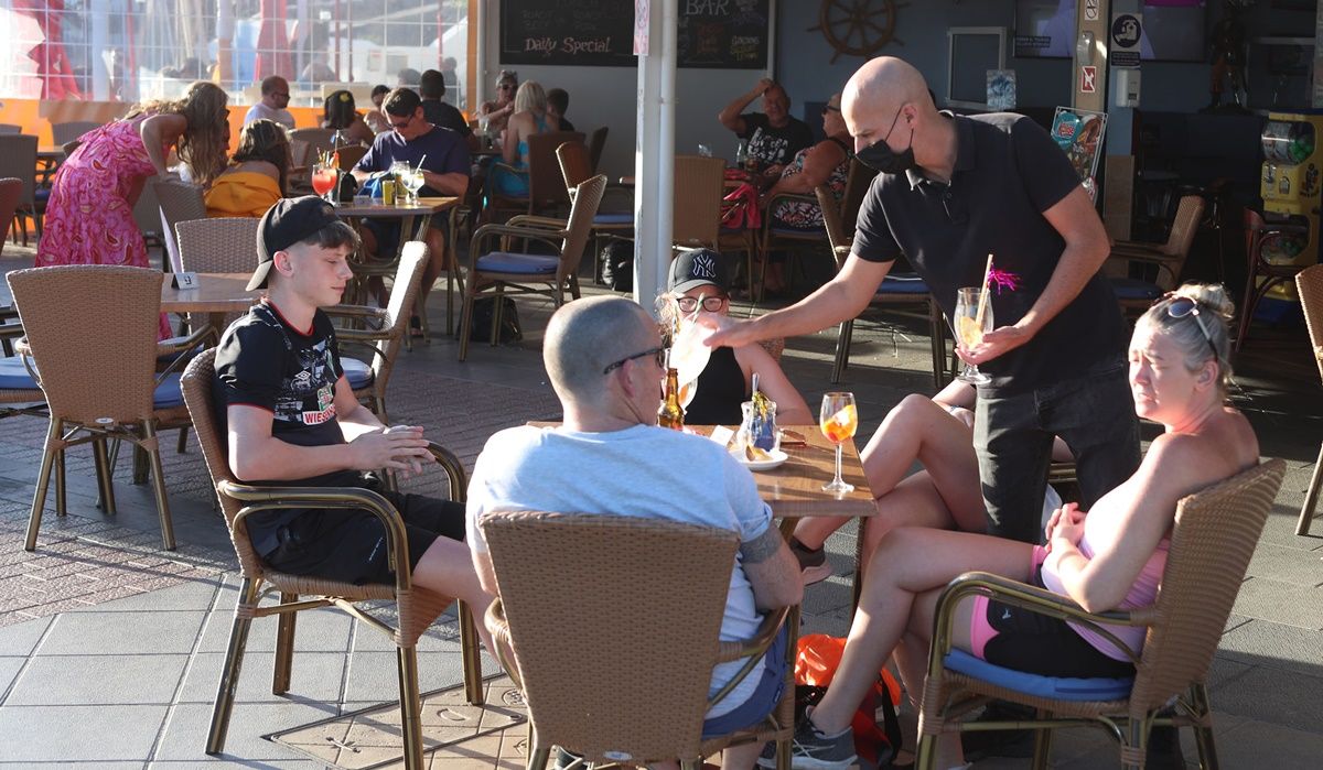 Turistas en una terraza en Puerto del Carmen