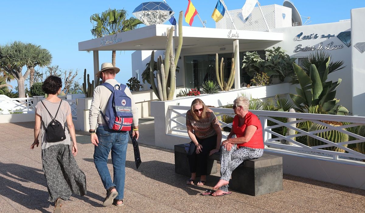 Turistas frente a un hotel en Puerto del Carmen