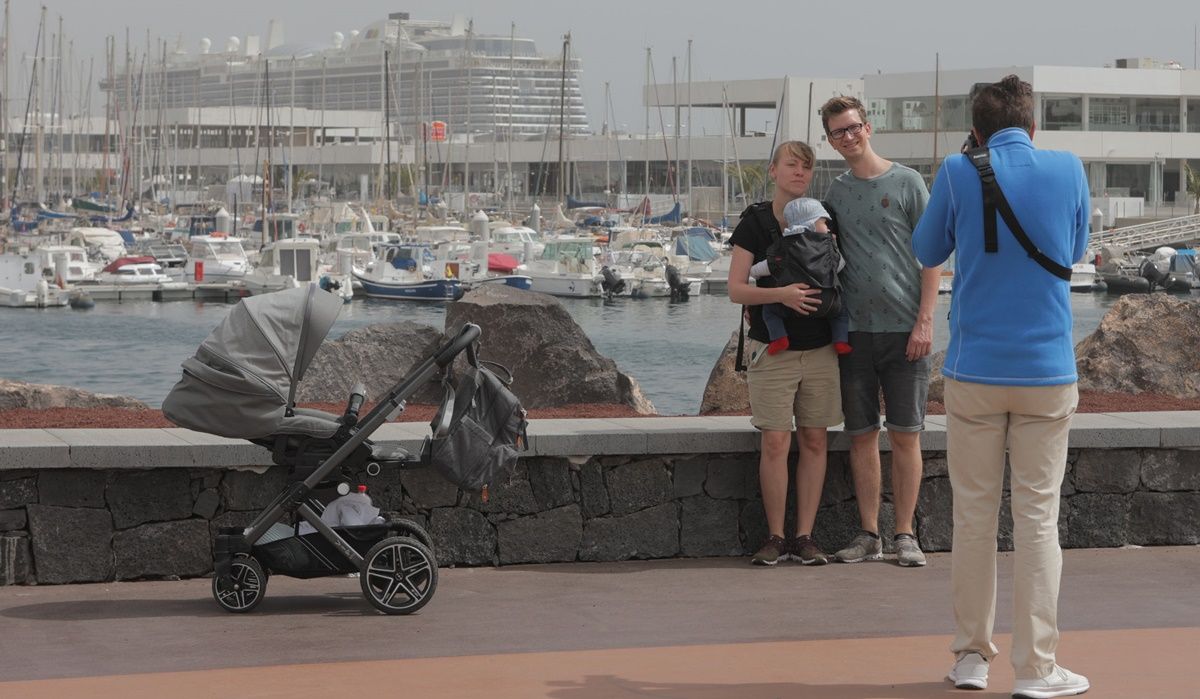 Turistas frente a la Marina de Lanzarote Turistas frente a la Marina de Lanzarote