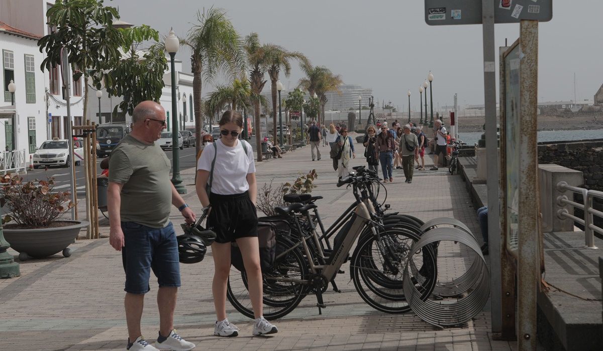 Turistas paseando por la avenida de Arrecife