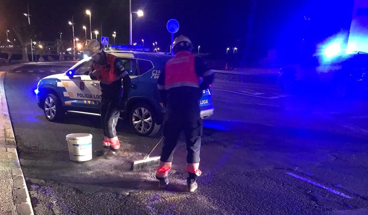 Los bomberos limpiando la zona del accidente