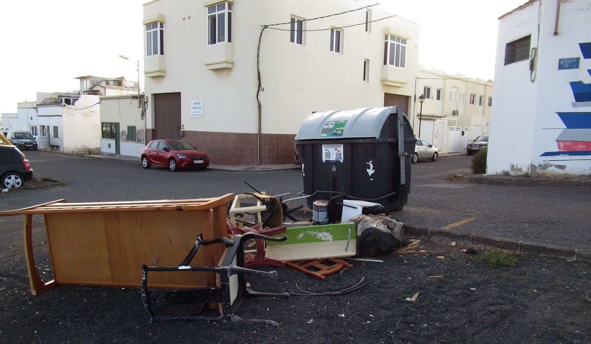 Basura acumulada en la calle Vizcaya