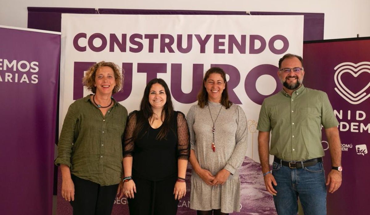 Los consejeros de Podemos junto a la secretaria general de Podemos en Canarias