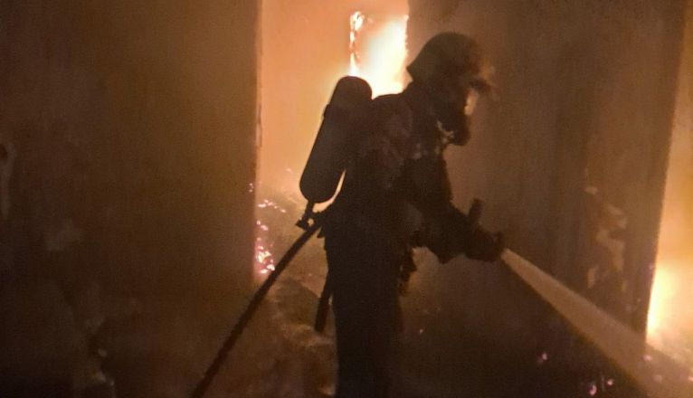Los bomberos apagan un incendio en una vivienda abandonada de Arrecife