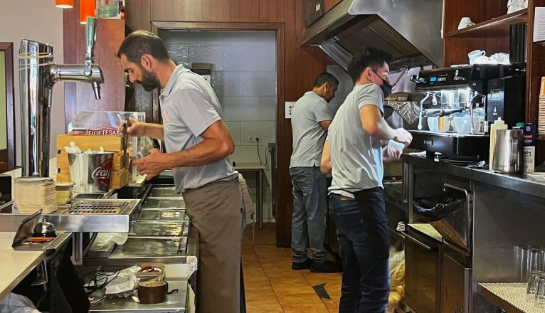 Trabajadores de la cafetería El Cortadito, en Arrecife Trabajadores de la cafetería El Cortadito, en Arrecife