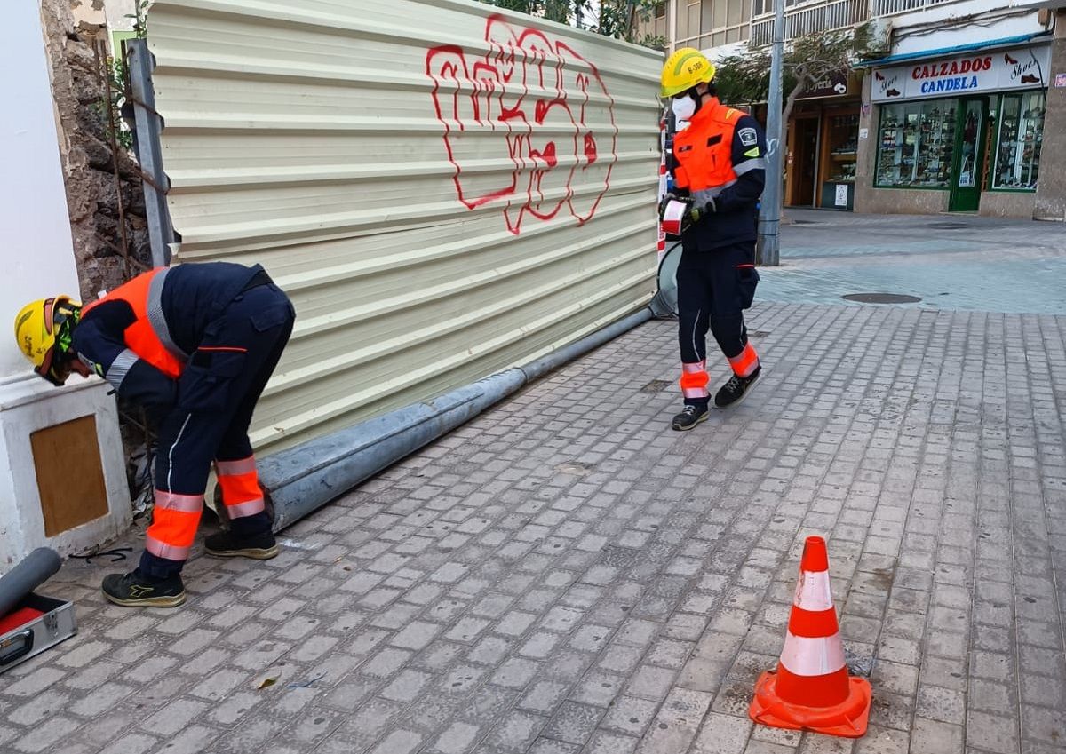 Los bomberos desconectan una farola a punto de caer por el viento en la Calle León y Castillo de Arrecife.