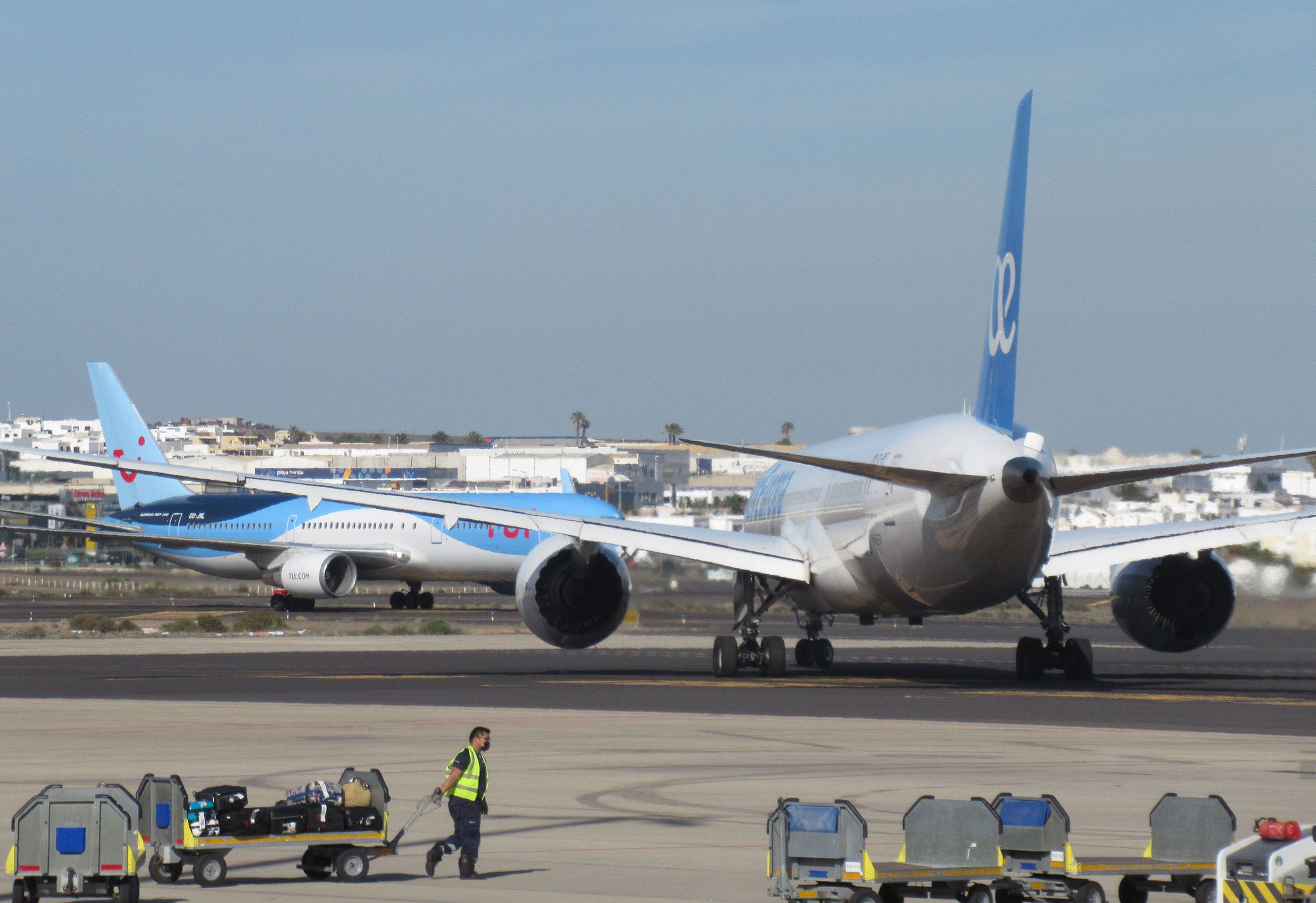 Avión en el aeropuerto de Lanzarote.