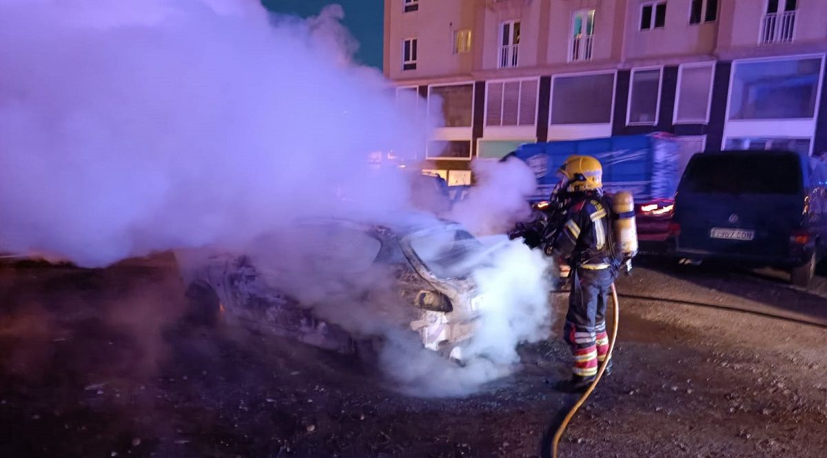 Los bomberos apagan un incendio de un vehículo en Arrecife.