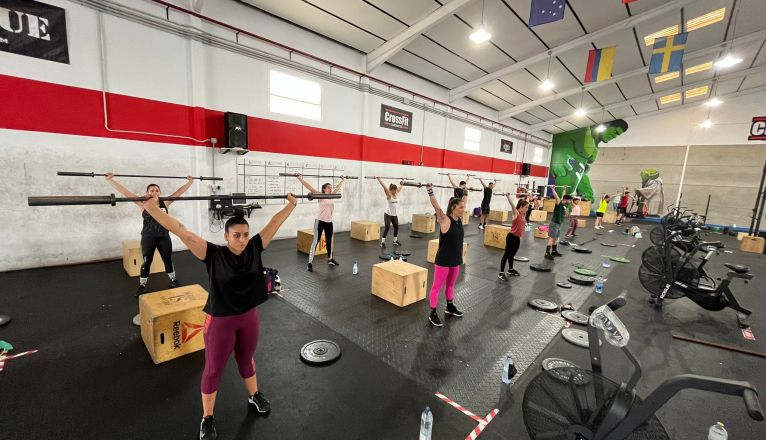 Atletas entrenando en CrossFit Lanzarote. Atletas entrenando en CrossFit Lanzarote.