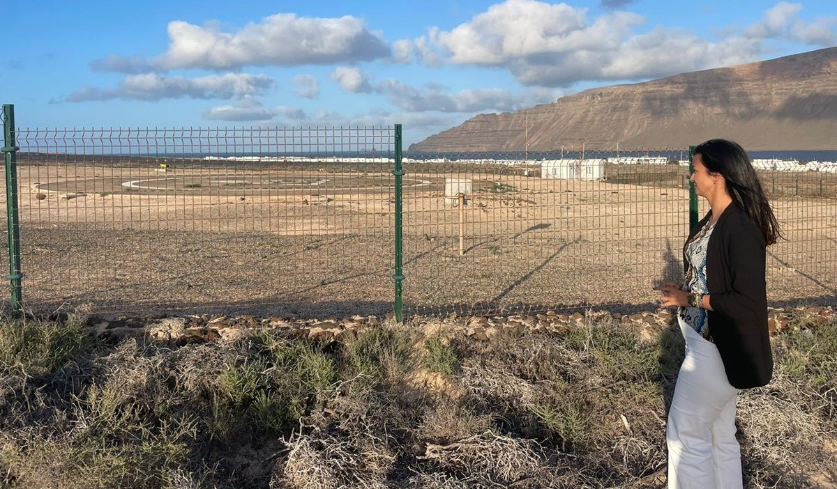 Nieves Arrocha frente al helipuerto de La Graciosa