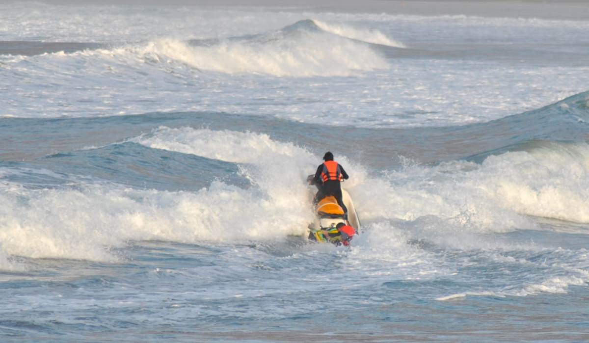 Rescate de un surfista en Famara