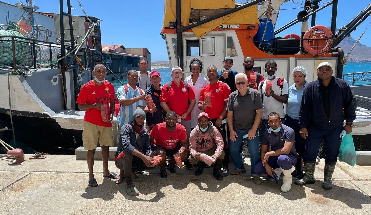 Pescadores de Tinajo junto a caboverdianos