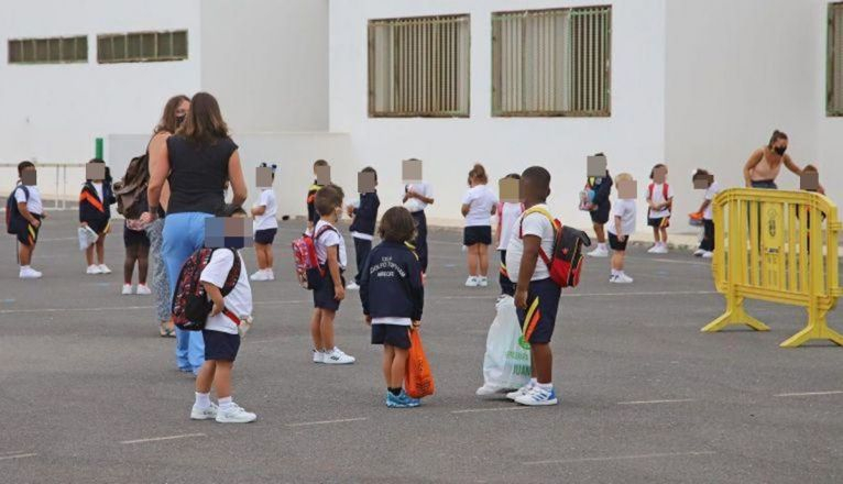 Niños en el patio del recreo