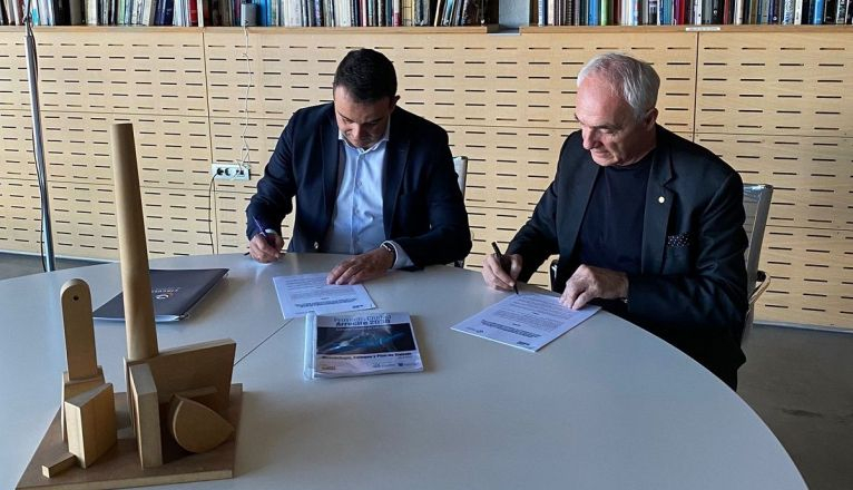 José Valle y Alfonso Vergara firmando el convenio de colaboración.