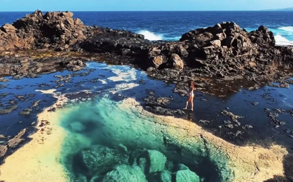 Los famosos blogueros trotamundos Juntos Viajando en Los Charcones, en Lanzarote.