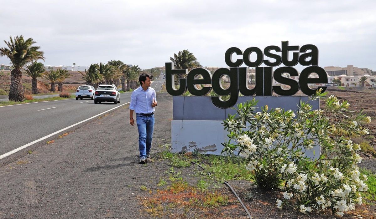 Marcos Bergaz frente al cartel de Costa Teguise
