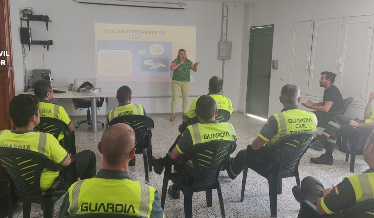 Formación a la Guardia Civil sobre comunicación con personas sordas