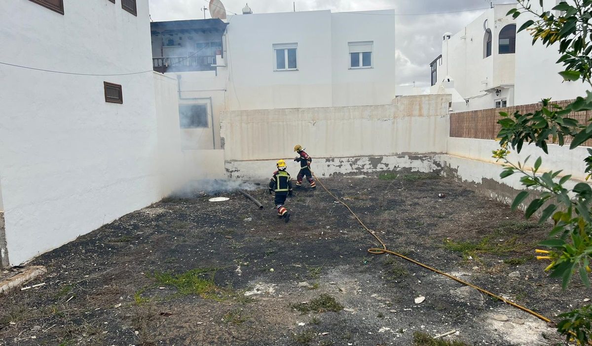 Incendio de rastrojos en Playa Honda