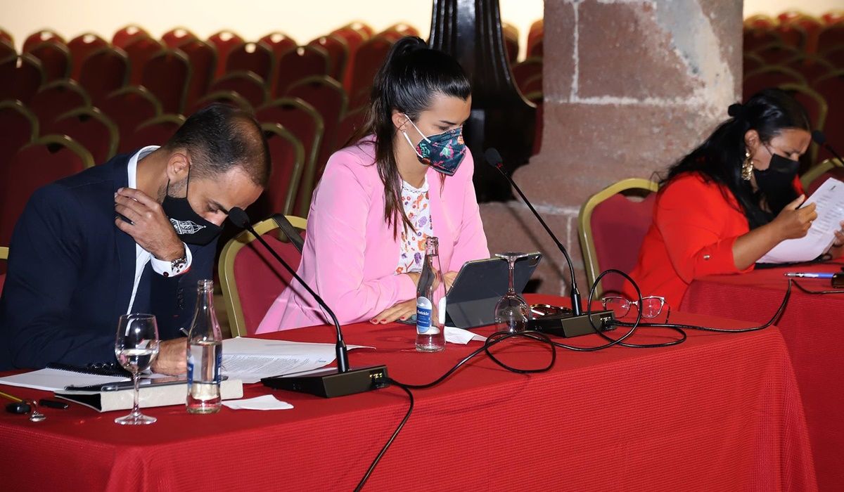 Jonás Álvarez y Nieves Arrocha durante un pleno